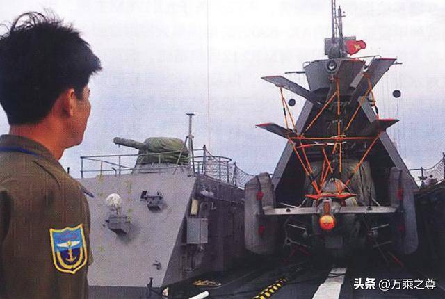 越南4年狂造21座南沙岛礁：把战壕都挖到中国驻军眼皮底下了